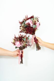 dos manos con ramos de flores de novia