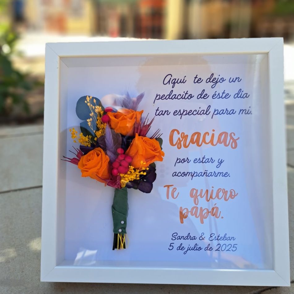 novia con ramo e flores caminando por la calle