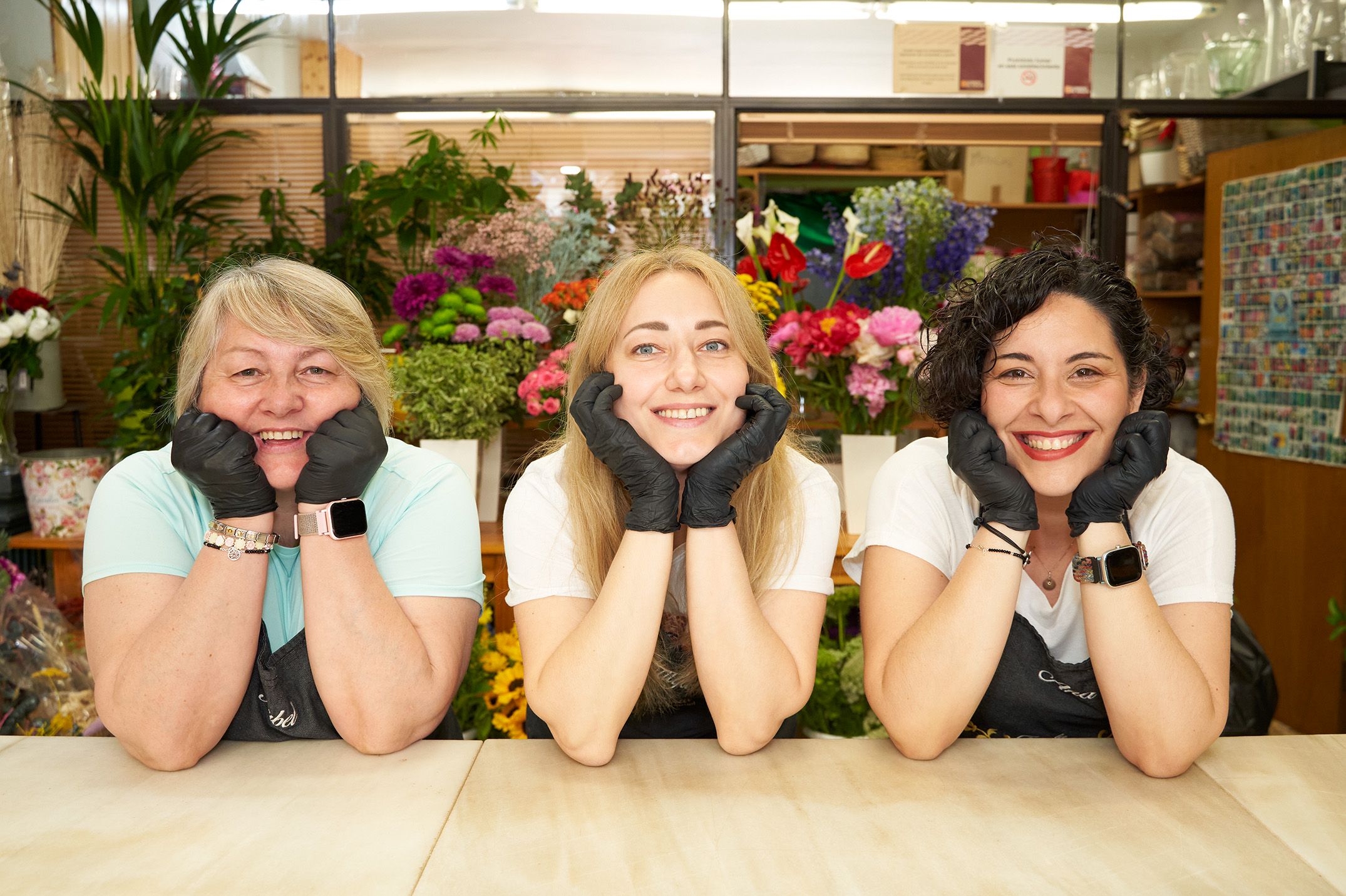 Equipo profesionales sonriendo en el mostrador de la tienda 