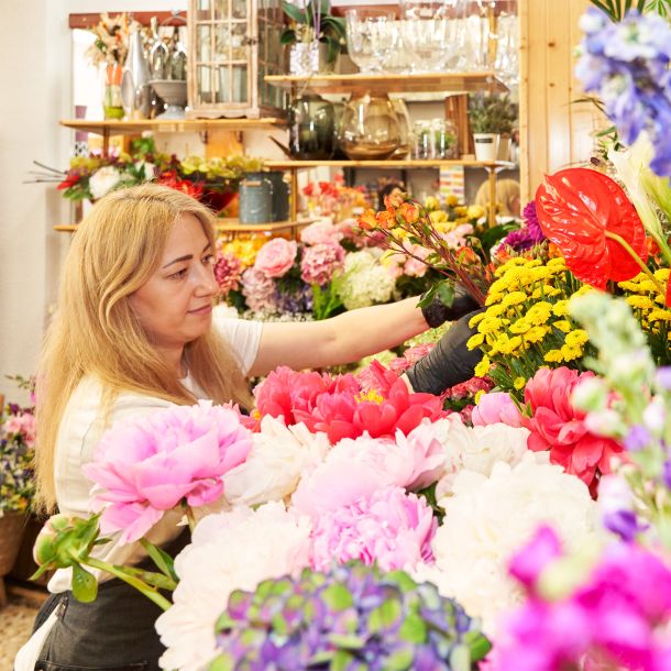 imagen de profesional cogiendo flores y sonriendo 