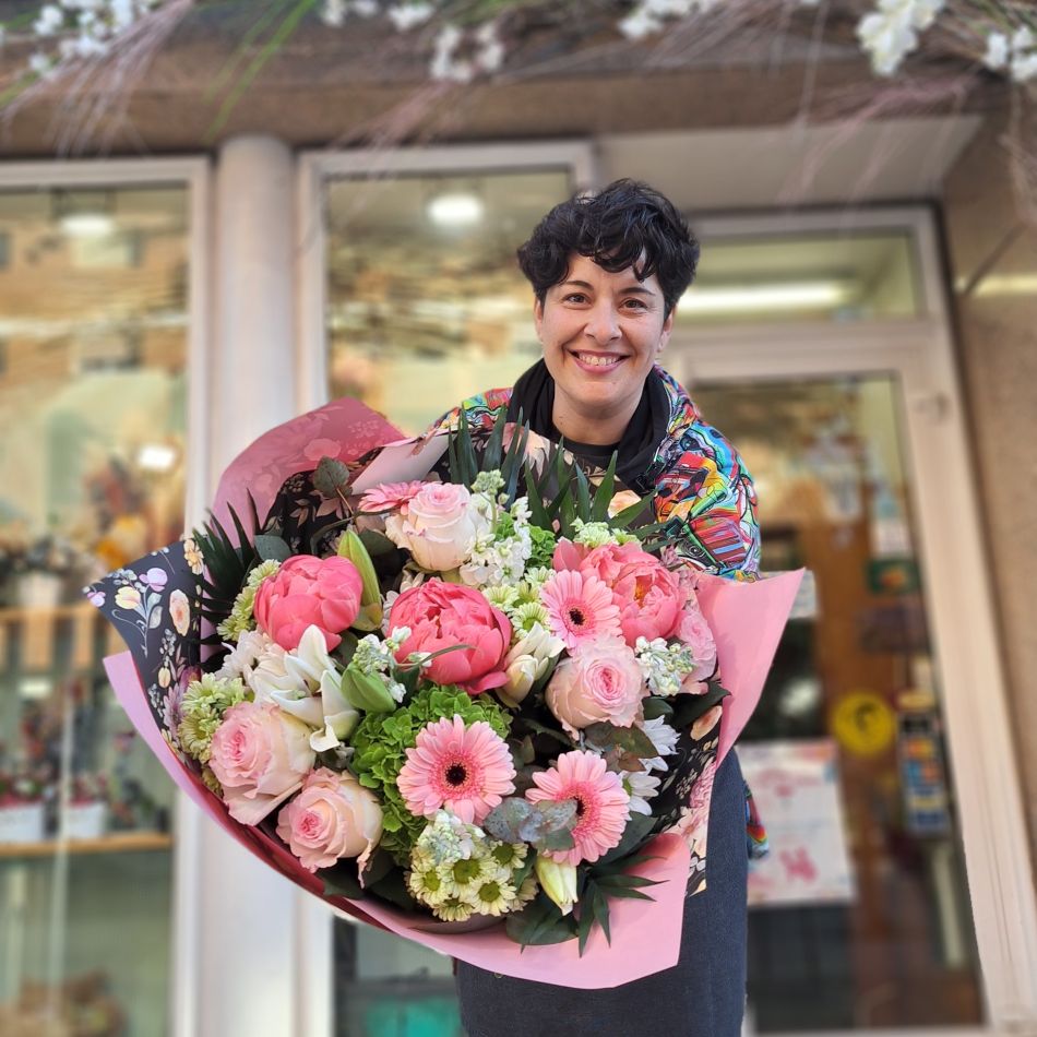 ramo de flores artesanal boda detalle profesional fuera de la tienda