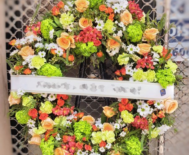 decoración de flores en el altar de una iglesia