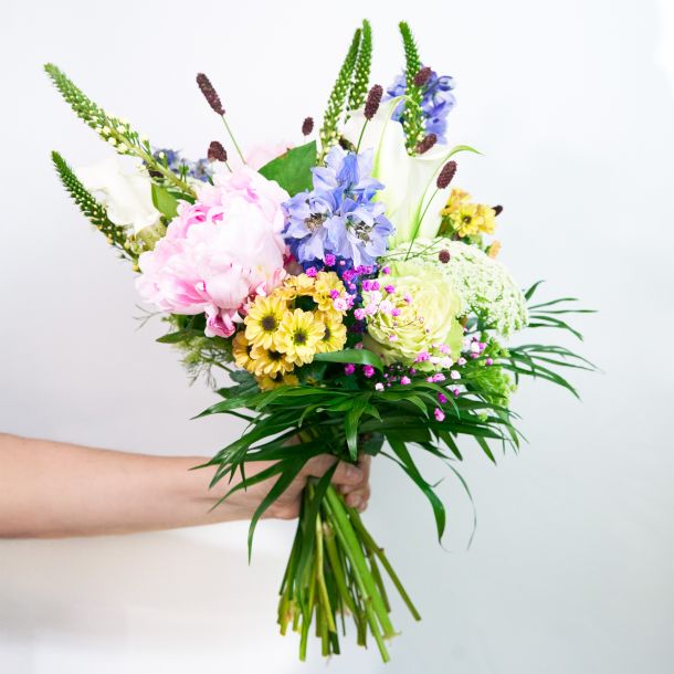 imagen de ramo de flores en la mano