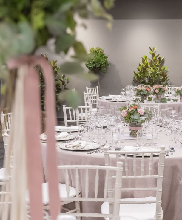 mesa con decoracion de flores para comer