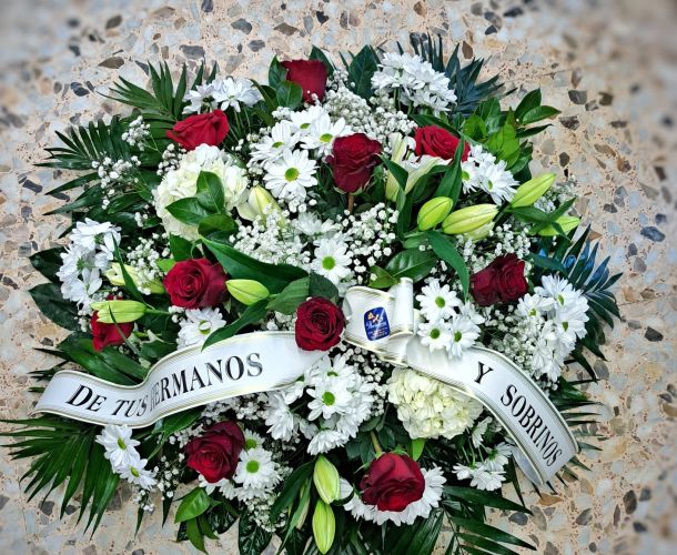 decoración de flores en el altar de una iglesia