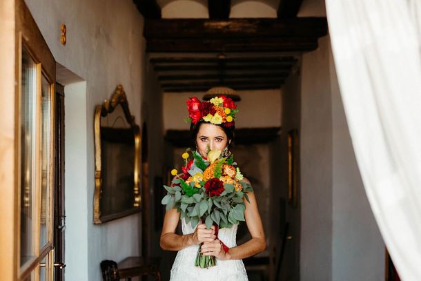 novia con ramo de flores en la mano