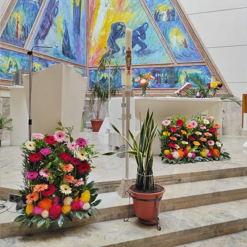 ramo de flores artesanal en la iglesia donde el altar
